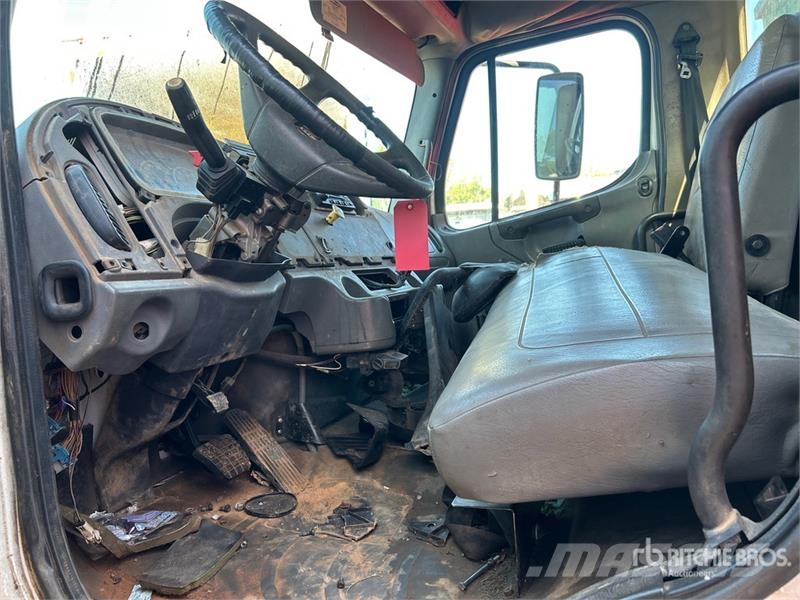 Freightliner M2 106 Camiones plataforma