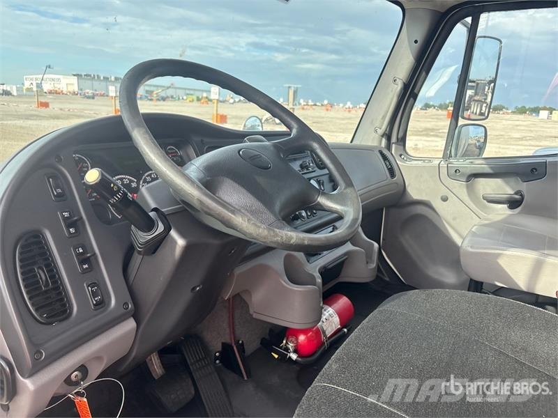 Freightliner M2 106 Dobozos teherautók