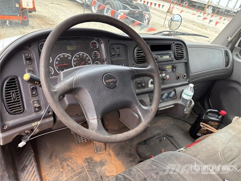 Freightliner M2 106 Camion con sponde ribaltabili