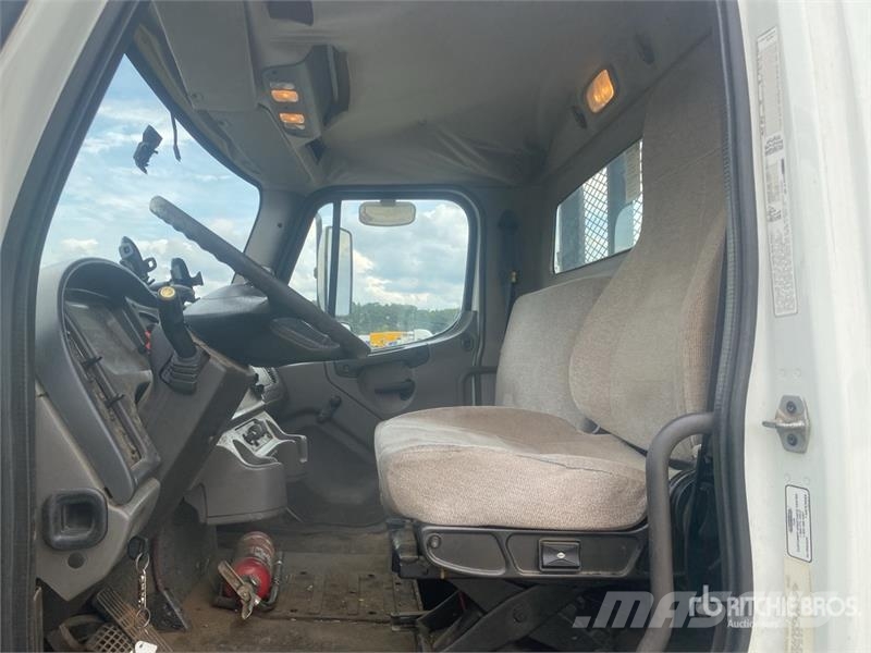 Freightliner M2 106 平板式/側卸式卡車