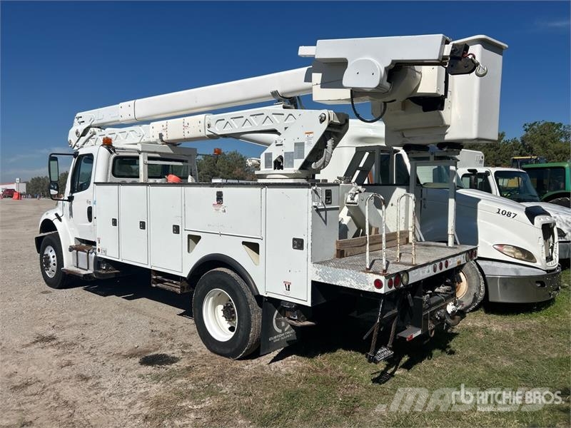 Freightliner M2 106 卡車裝載高空作業車