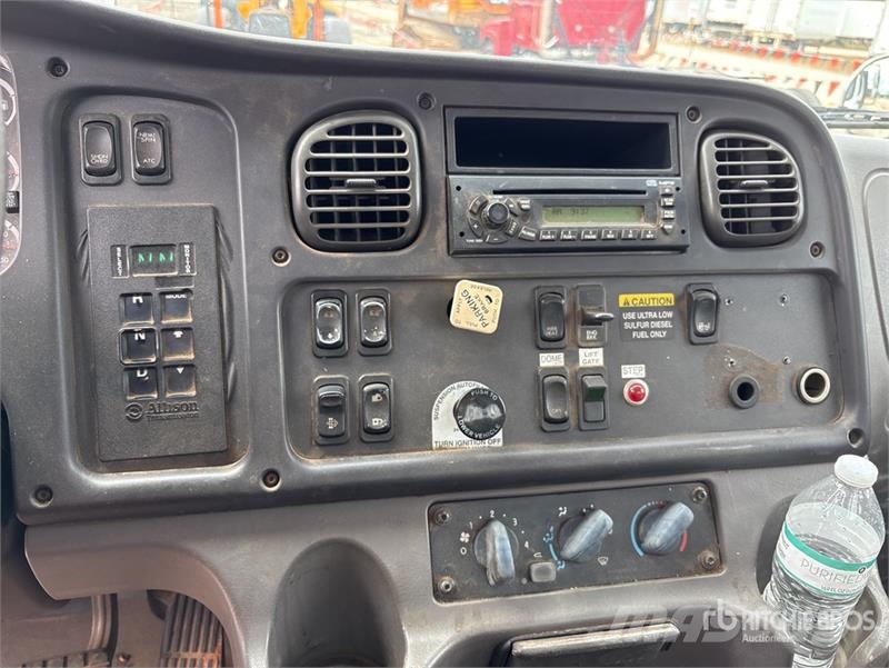 Freightliner M2 106 Camion con sponde ribaltabili
