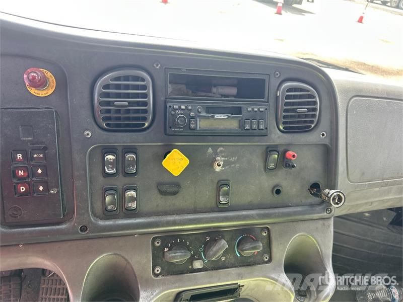 Freightliner M2 106 Грузовики-Рефрижераторы
