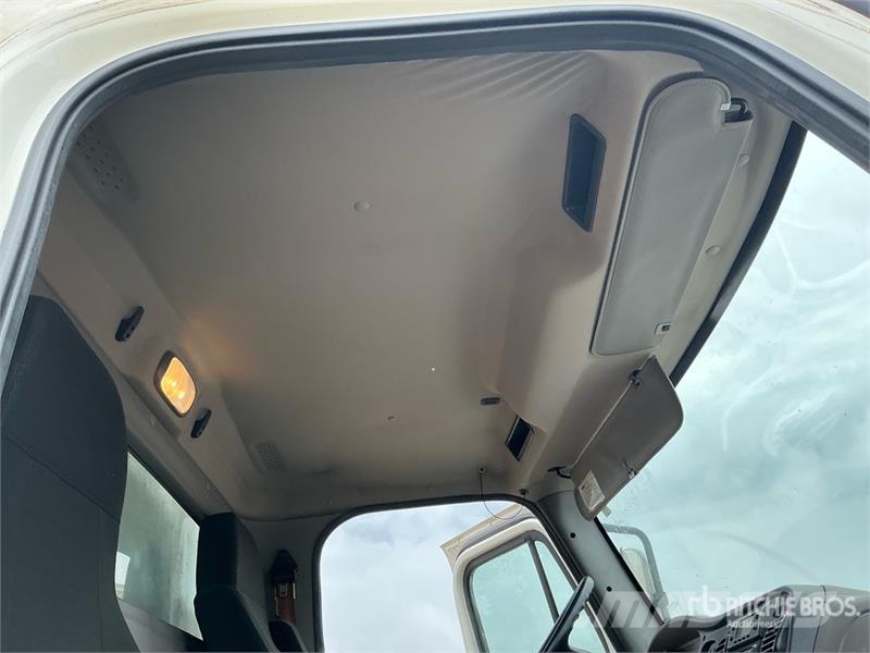 Freightliner M2 106 Грузовики-Рефрижераторы