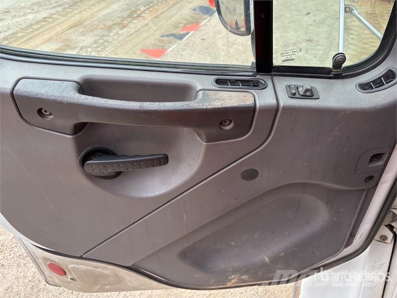 Freightliner M2 106 Camion con sponde ribaltabili