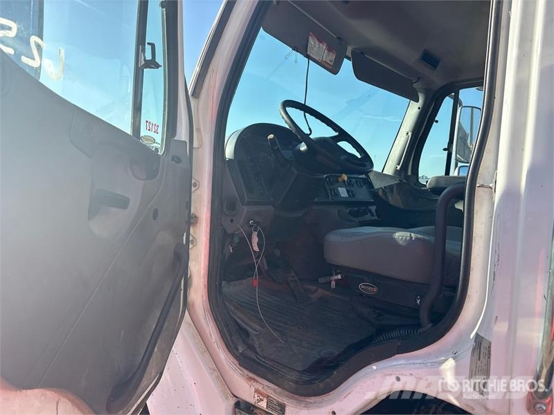 Freightliner M2 106 傾卸式卡車