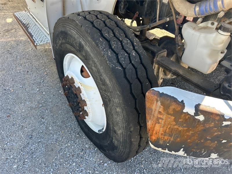 Freightliner M2 106 卡車裝載高空作業車