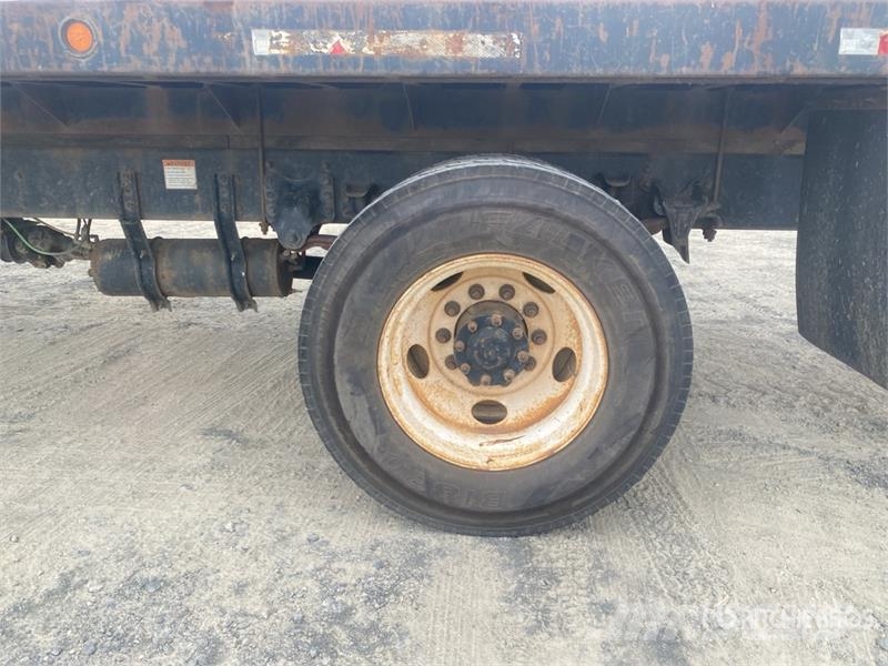 Freightliner M2 106 平板式/側卸式卡車