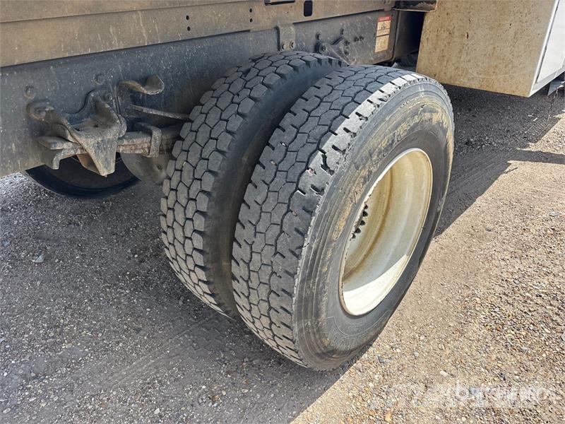 Freightliner M2 106 Pacēlāji uz automašīnas bāzes