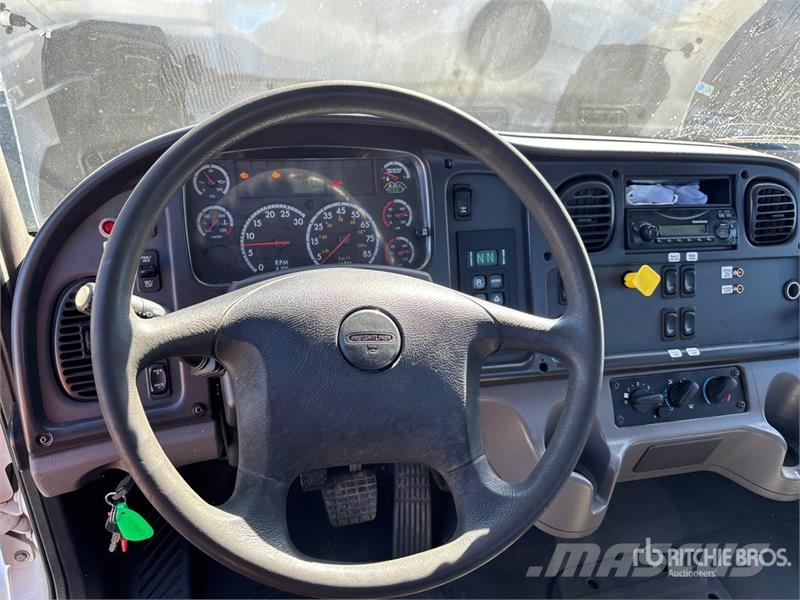 Freightliner M2 106 Kabine i unutrašnjost