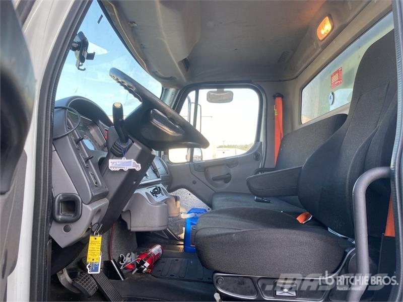 Freightliner M2 106 貨箱式卡車