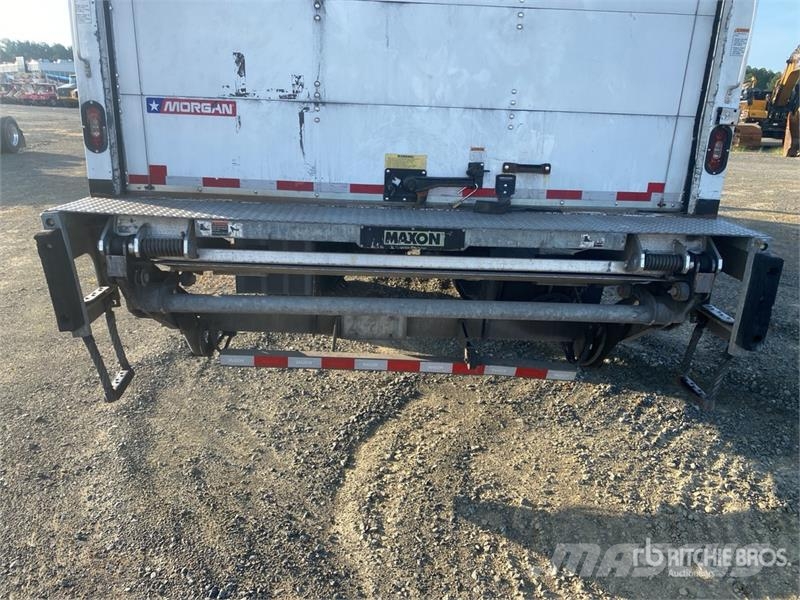 Freightliner M2 106 貨箱式卡車