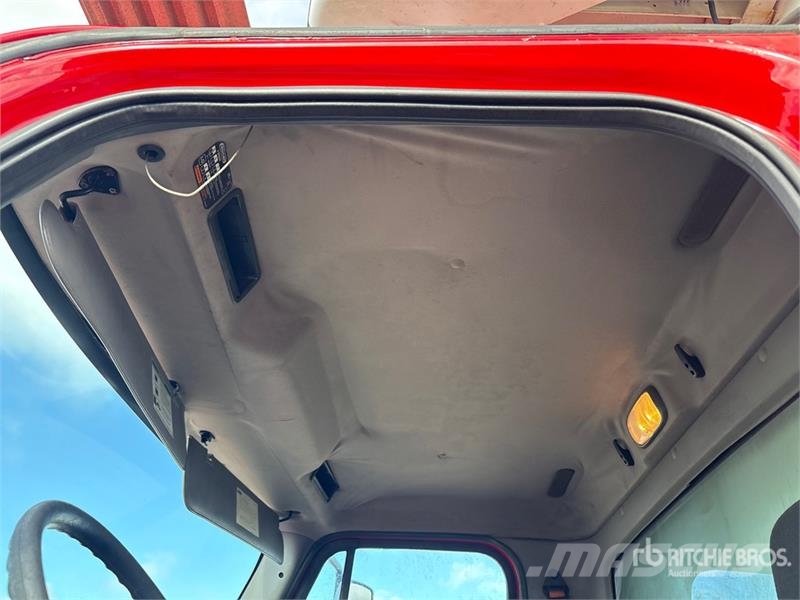 Freightliner M2 106 Temperature controlled trucks
