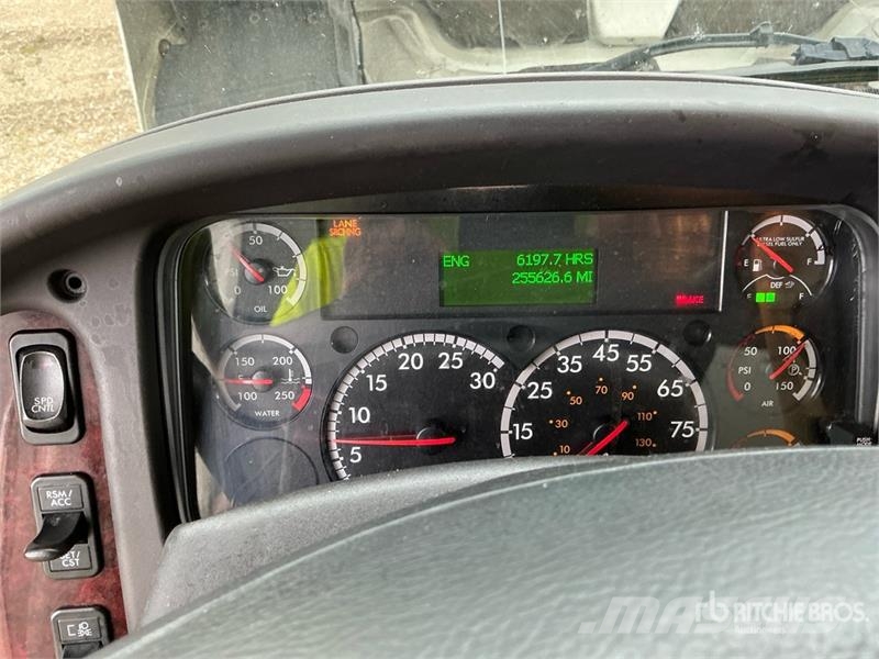Freightliner M2 106 Sunkvežimiai su dengtu kėbulu