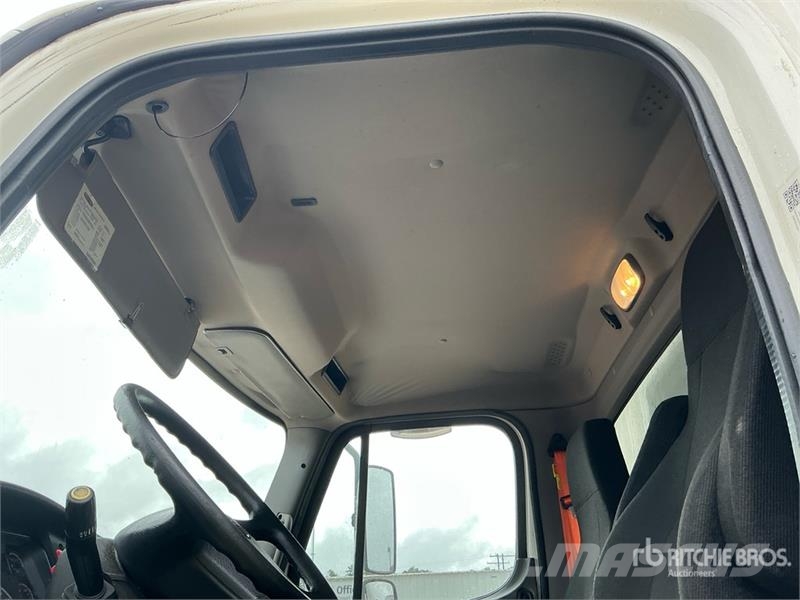 Freightliner M2 106 Грузовики-Рефрижераторы