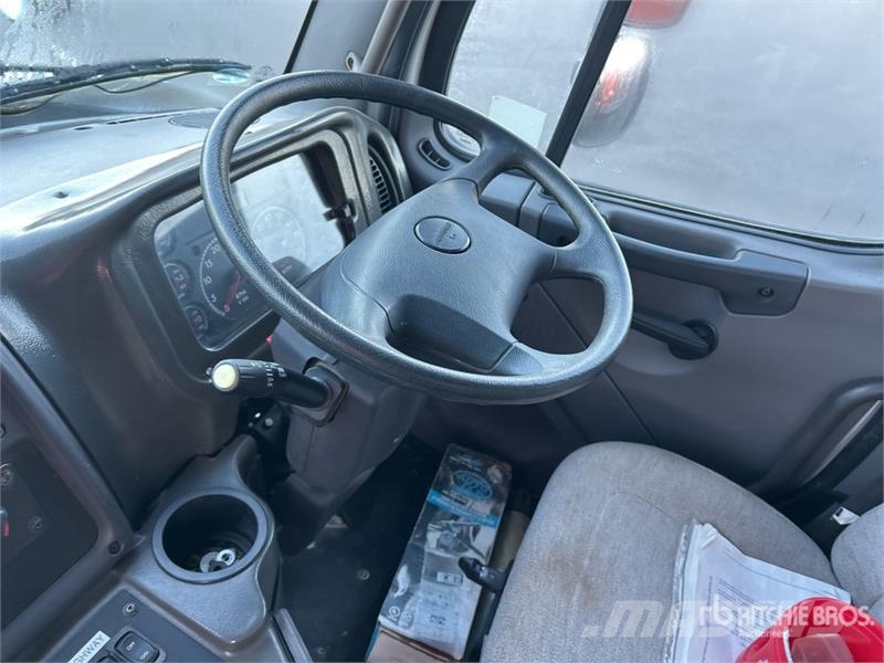 Freightliner M2 106 街路清掃車