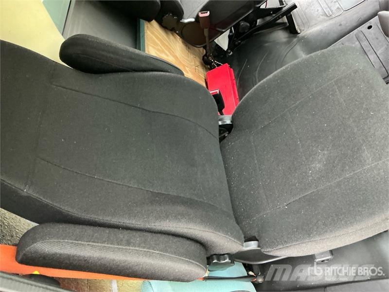Freightliner M2 106 Sunkvežimiai su dengtu kėbulu