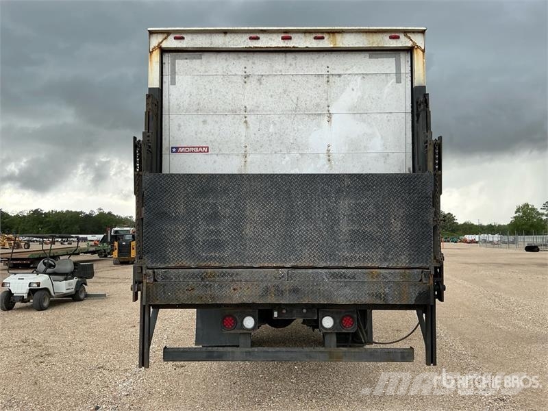 Freightliner M2 106 Sunkvežimiai su dengtu kėbulu