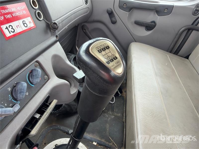 Freightliner M2 106 Teherautóra szerelt emelők és állványok