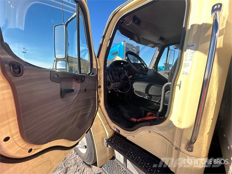 Freightliner M2 106 Camiones caja cerrada