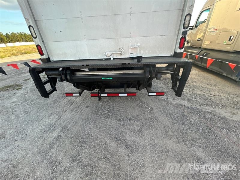 Freightliner M2 106 Camiones caja cerrada