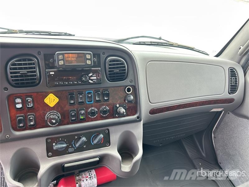 Freightliner M2 106 Furgons