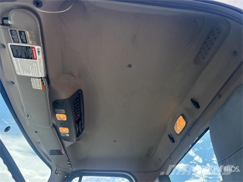 Freightliner M2 106 駕駛室與內部