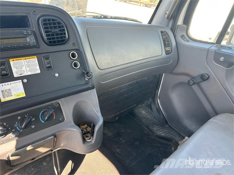 Freightliner M2 106 卡車裝載高空作業車
