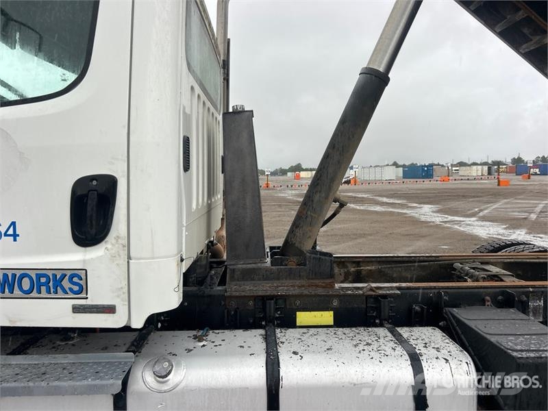 Freightliner M2 106 Camiones bañeras basculantes o volquetes