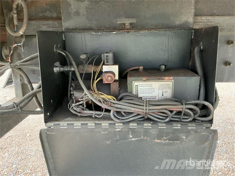 Freightliner M2 106 Sunkvežimiai su dengtu kėbulu