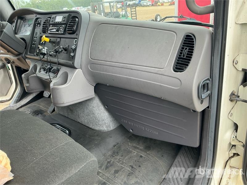 Freightliner M2 106 Грузовики-Рефрижераторы