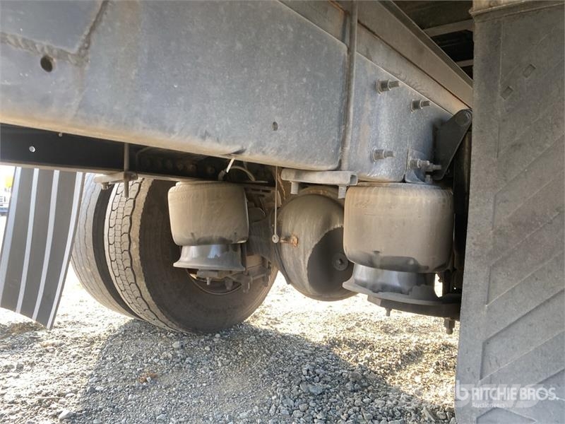 Freightliner M2 106 貨箱式卡車