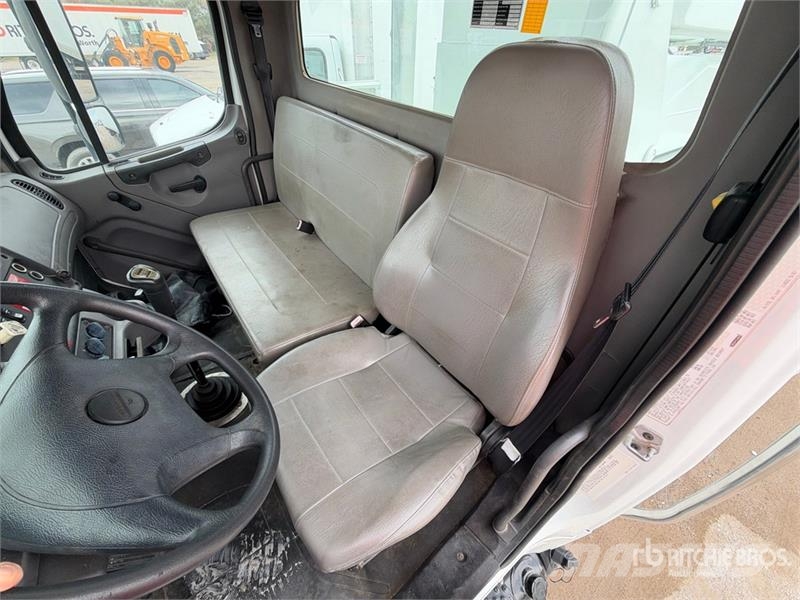 Freightliner M2 106 Teherautóra szerelt emelők és állványok