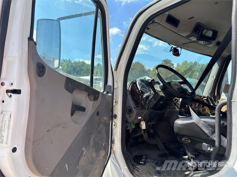 Freightliner M2 106 Cabins and interior