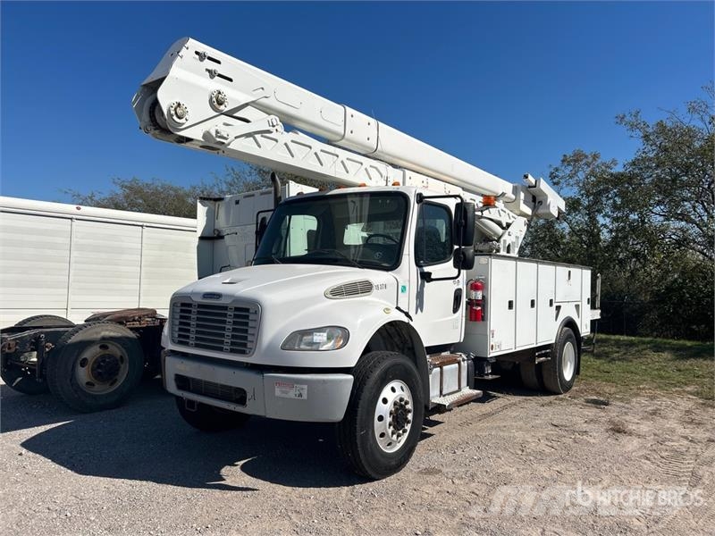 Freightliner M2 106 卡車裝載高空作業車