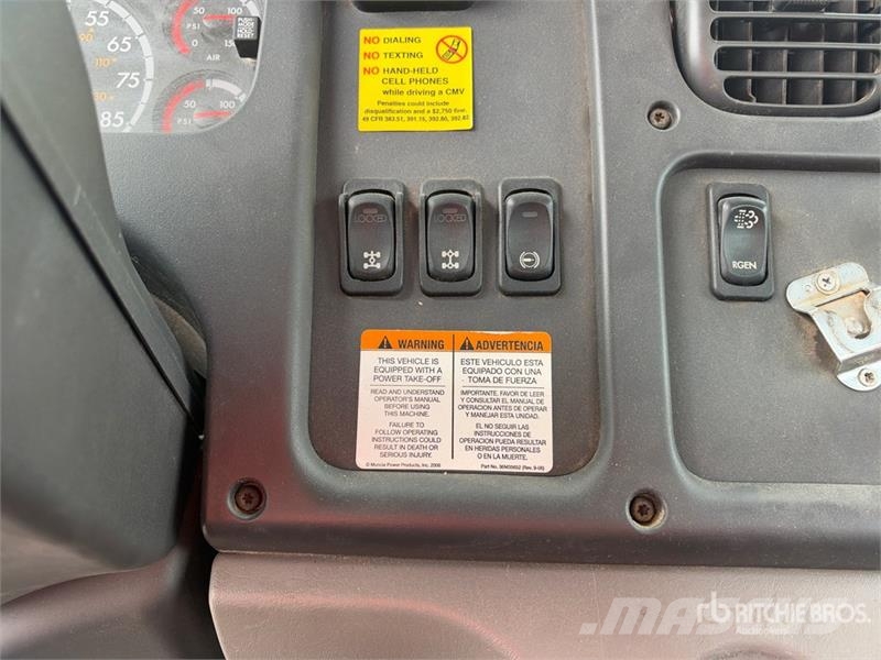 Freightliner M2 106 Teherautóra szerelt emelők és állványok