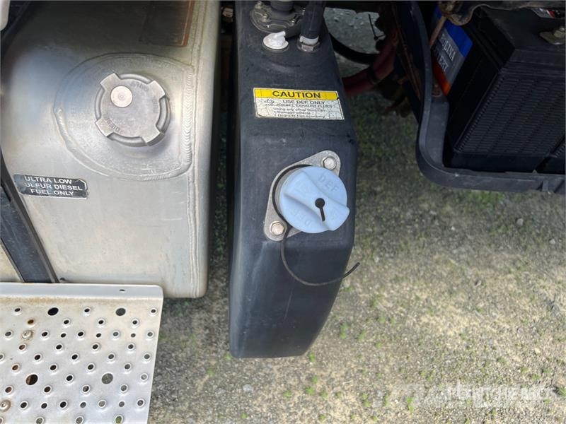 Freightliner M2 106 Camiones con caja de remolque