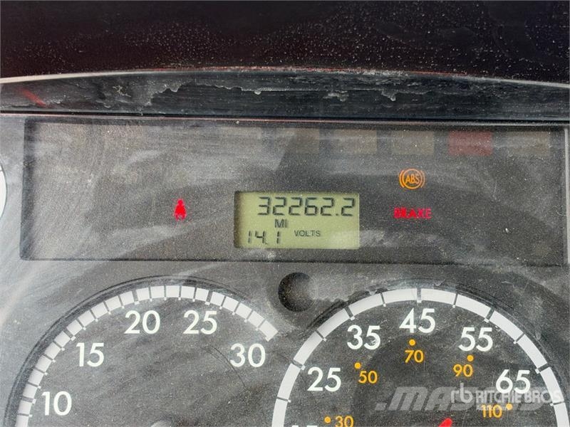 Freightliner M2 106 Teherautóra szerelt emelők és állványok