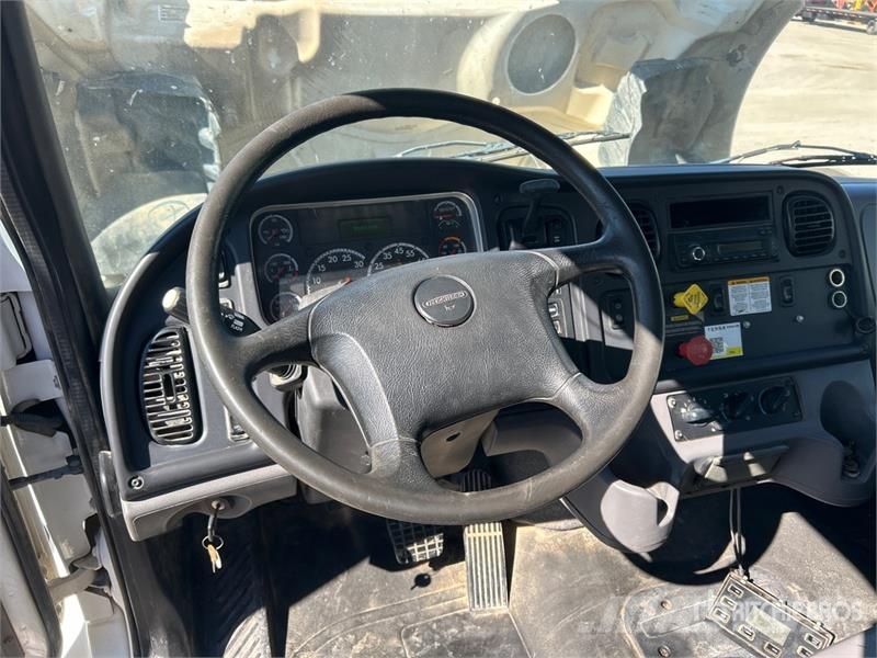 Freightliner M2 106 卡車裝載高空作業車
