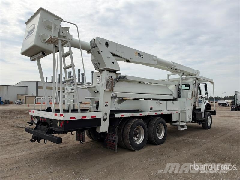 Freightliner M2 106 Teherautóra szerelt emelők és állványok