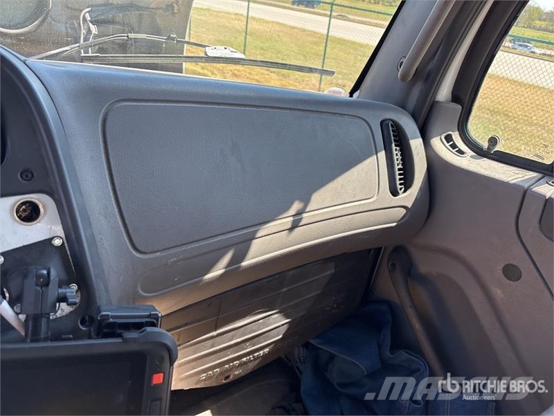 Freightliner M2 106 Camiones aspiradores/combi