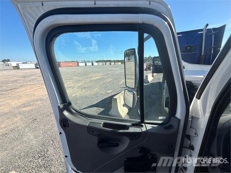 Freightliner M2 106 Kabine i unutrašnjost