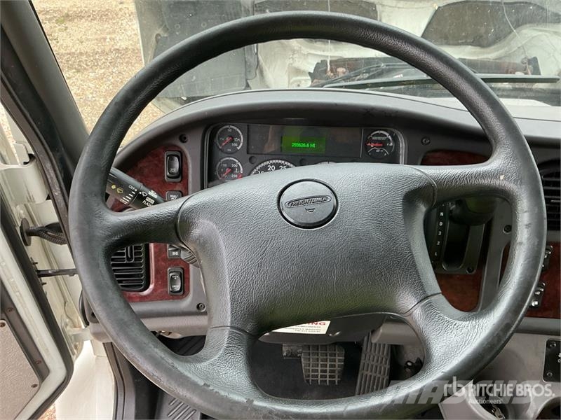 Freightliner M2 106 Sunkvežimiai su dengtu kėbulu