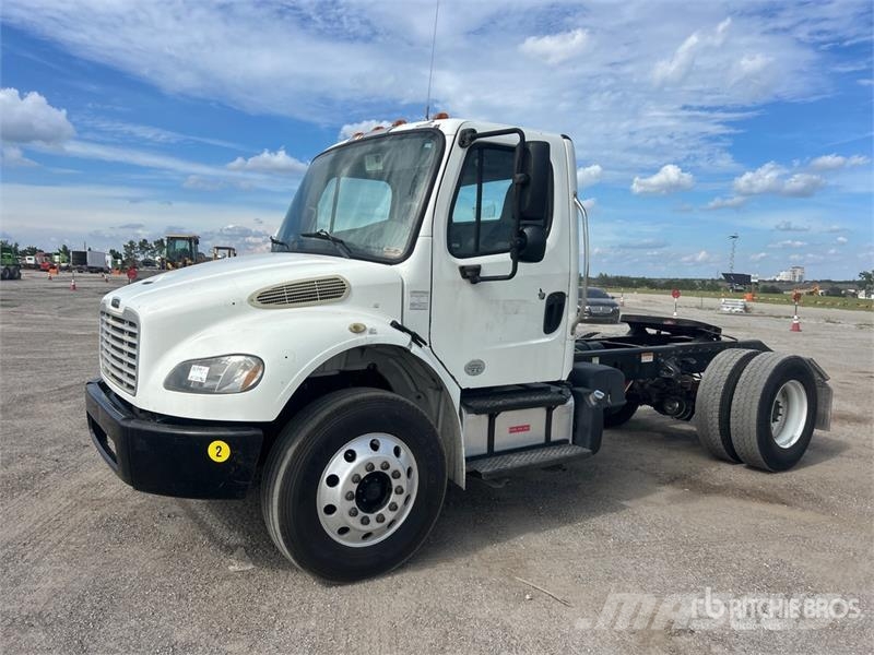 Freightliner M2 106 Тягачі