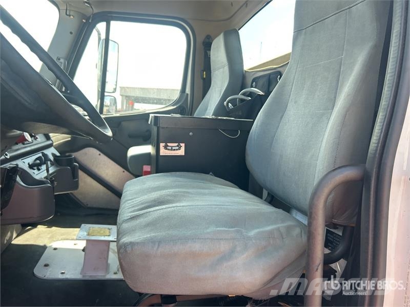 Freightliner M2 106 駕駛室與內部