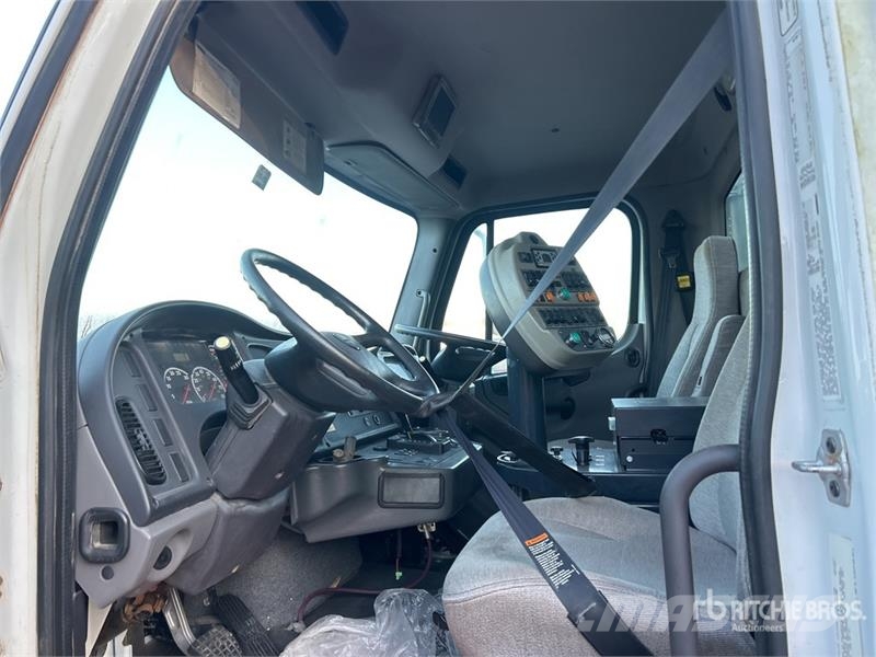 Freightliner M2 106 街路清掃車