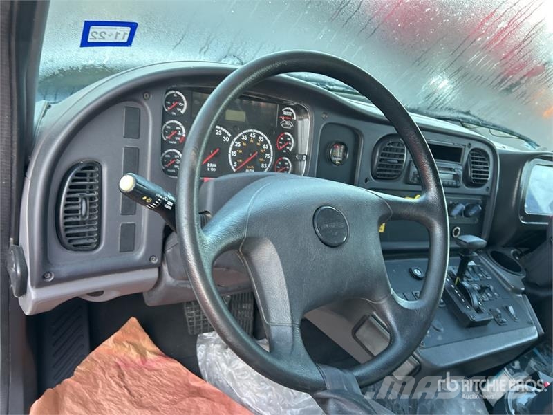 Freightliner M2 106 街路清掃車