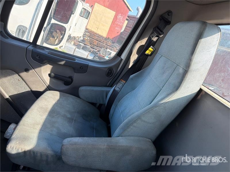 Freightliner M2 106 Camiones portacoches