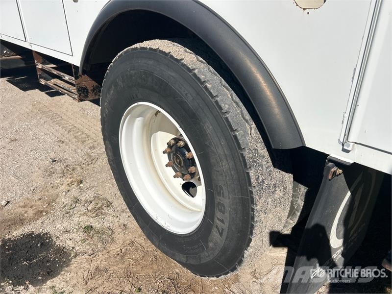 Freightliner M2 106 卡車裝載高空作業車