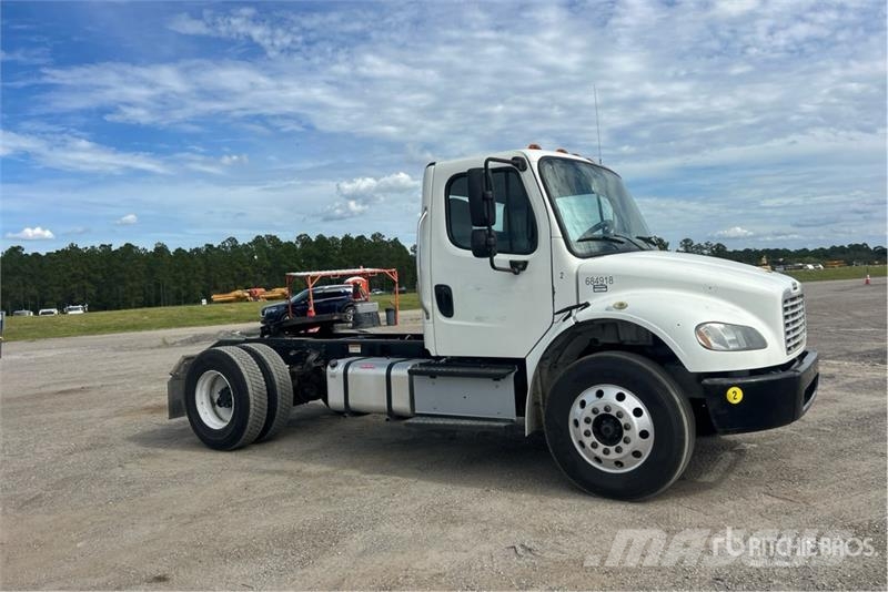 Freightliner M2 106 Тягачі